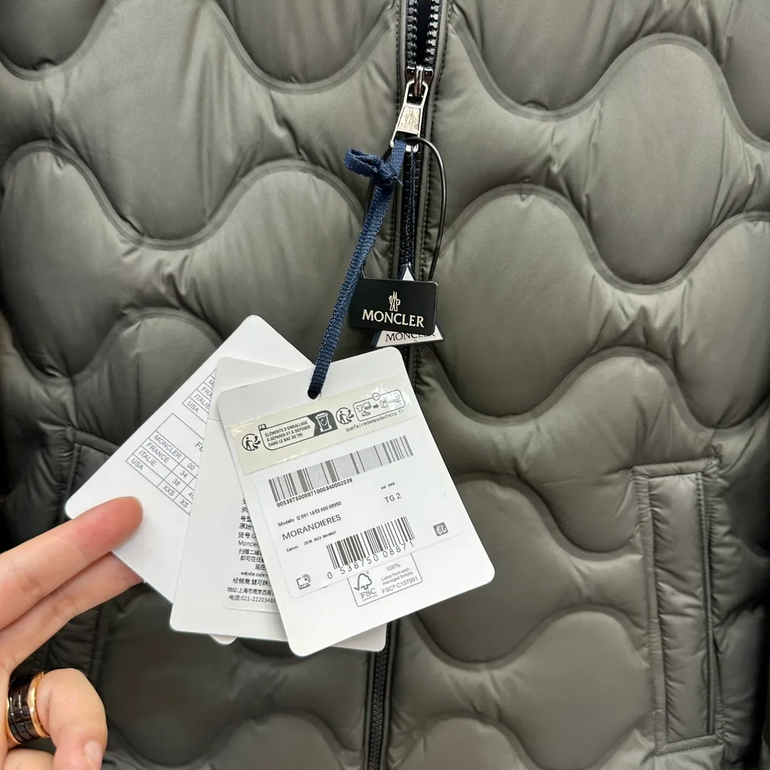 ⬆️MONCLER MORANDIERES . . NFC . . / / . • •95 ( 700+) • • • Size: 1-5. Black/Green. D 9868075580